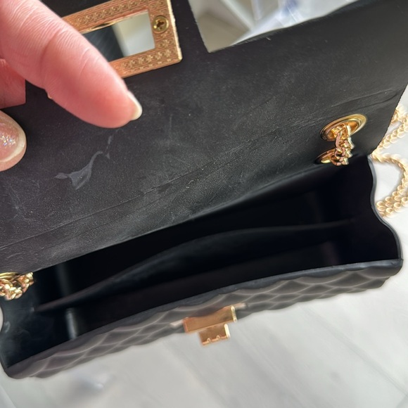 Quilted Matte Black Jelly Purse with adjustable Gold Chain Strap
BRAND NEW! - Picture 9 of 12